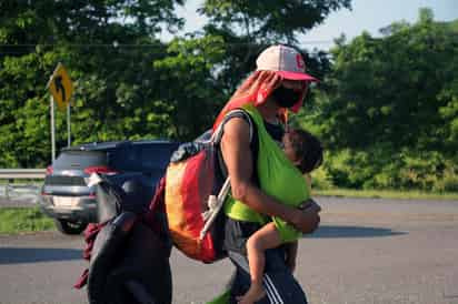 Cuando unos pocos miles de migrantes reanudaron el jueves su caminata hacia el norte a través del sur de México, el traqueteo de las ruedas de un cochecito de niño sobre el pavimento se unía al sonido de los pasos. Unos pequeños dormían despatarrados en sus carriolas ajenos al movimiento.  (ARCHIVO)