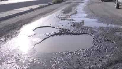 De acuerdo a lo que informaron, desde hace tiempo el pavimento luce dañado con baches y grietas en calle Pino Azul col Parajes de Los Pinos de este municipio.

