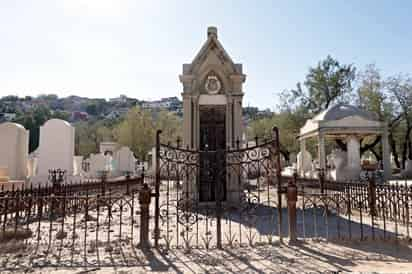 Dentro del ciclo Charlas con arquitectos, el Museo Arocena y el historiador Carlos Castañón, realizaron una conferencia este jueves sobre las obras artísticas que habitan en los panteones de la región lagunera. Se trata de monumentos arquitectónicos con gran valor estético, muchos de ellos construidos a finales del siglo XIX y principios del siglo XX, mismos que han sobrevivido a pesar del olvido, el saqueo y la indiferencia de la ciudadanía y autoridades.
