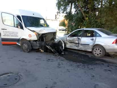 El otro vehículo es el automóvil Ford Focus, color gris, el cual era conducido por Edwin Sabier Dávila, de 40 años de edad, que era acompañado por una persona. (EL SIGLO DE TORREÓN)