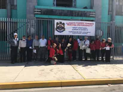 Los exalumnos inconformes se plantaron ayer las afueras del plantel Primaria del Instituto 18 de Marzo en Gómez Palacio. (GUADALUPE MIRANDA)