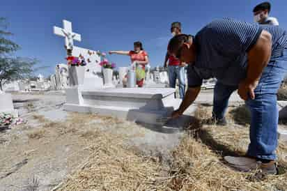 Las autoridades llamaron a la población a no ingresar contenedores de agua a los cementerios para evitar nuevos casos de dengue. (ARCHIVO)