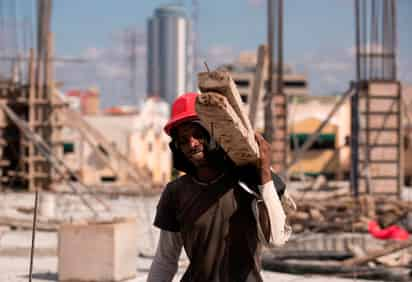 Se frena recuperación y economía retrocede 0.2%. (EFE)
