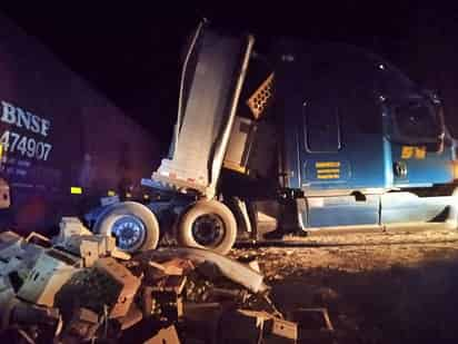 Al intentar cruzar las vías del tren, se le atoraron los patines de la caja en el riel de las vías y ya no lo pudo mover. (EL SIGLO DE TORREÓN)