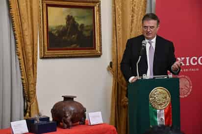 El secretario de Relaciones Exteriores de México, Marcelo Ebrard, recibió hoy en Roma por parte de los carabineros italianos tres piezas arqueológicas de 2,500 años de antigüedad sustraídas ilegalmente, informó en redes sociales. (EFE) 
