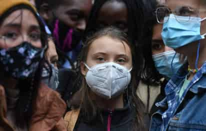 La activista sueca Greta Thunberg acudió en la tarde del viernes a una manifestación convocada en Londres por diversas organizaciones medioambientales para protestar contra la financiación a los combustibles fósiles, a dos días para que comience en Glasgow (Escocia) la cumbre del clima COP26. (EFE) 