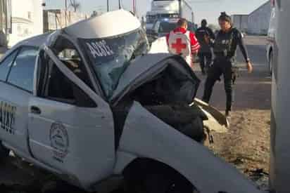 Taxista alcoholizado muere al impactar su auto contra muro de concreto del puente del segundo Periférico, regresaba de festejar su cumpleaños.
