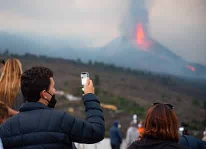 En coincidencia con la festividad de Todos los Santos miles de turistas aprovecharon el fin de semana para visitar la isla española de La Palma atraídos por el volcán de la Cumbre Vieja que, 19 días después de entrar en erupción, sigue en plena actividad y hoy incluso aumentó su producción de lava. (ARCHIVO)