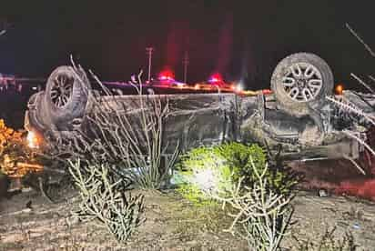 El conductor trató de rebasar a un tractocamión de doble carga, impactándose con el mismo, para después perder el control, salir del camino y volcarse. (EL SIGLO DE TORREÓN)