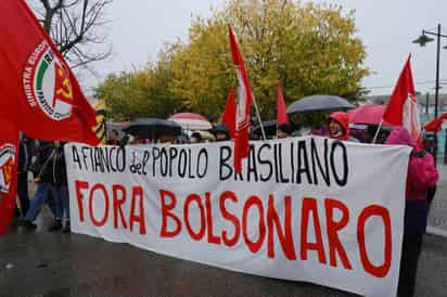 La activista brasileña Txai Surui y la mexicana Xiye Bastida intervinieron hoy en la cumbre de líderes de la COP26, a la que no asistieron los presidentes de sus respectivos países, Jair Bolsonaro y Andrés Manuel López Obrador. (ARCHIVO) 
