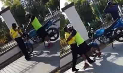 Con un abrazo el hombre impidió recibir una multa y que se llevaran su motocicleta a las afueras del Bosque Venustiano Carranza de Torreón (CAPTURA)