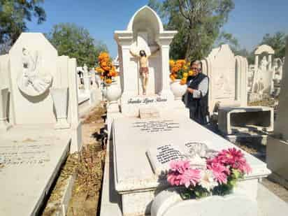 Juana María Solís de 74 años de edad acudió ayer al Panteón Municipal a visitar a sus difuntos. (ANGÉLICA SANDOVAL)