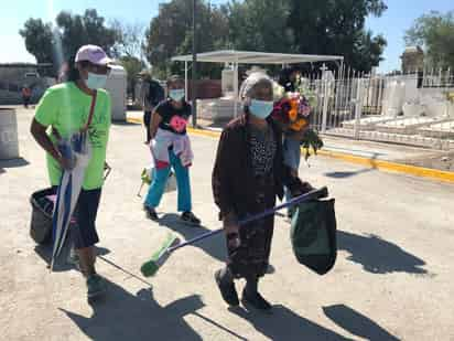 Después de que la pandemia no le permitió acudir el año pasado al cementerio, doña Mariana visitó ayer a sus difuntos. (GUADALUPE MIRANDA)