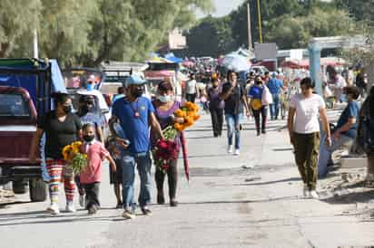 Los panteones de la región Lagunera se reactivaron en la celebración del Día de Muertos luego de que el año pasado mantuvieran cerradas sus puertas ante la alta incidencia del virus SARS-CoV-2. (FERNANDO COMPEÁN)