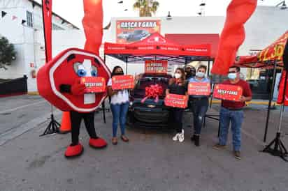 La estación ONE entregó uno de los 28 vehículos que tiene para sus clientes mediante su sorteo 'Raspa y Gana'. 