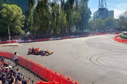 Después de varias horas de espera para los más de 100 mil aficionados que se dieron cita en el Show Run de Red Bull en Paseo de la Reforma, 'Checo' Pérez hizo su aparición.