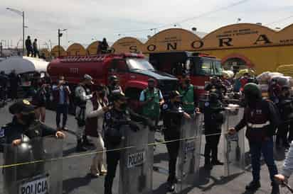 Ante el incendio registrado al interior del mercado de Sonora, en la Ciudad de México, la Guardia Nacional activó el Plan GN-A de asistencia a la población en casos de emergencia. (EFE) 
