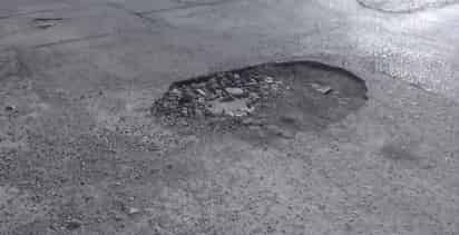 De acuerdo a lo que informó, el bache se encuentra en la calle 30 cruce con calle 14 de febrero colonia Amistad, el cual daña los vehículos y podría provocar accidentes.