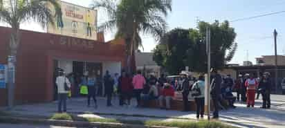 Llegaron y se apostaron a la entrada del edificio de la paramunicipal e impedían el acceso de las personas que acudían para pagar sus recibos. (EL SIGLO DE TORREÓN)