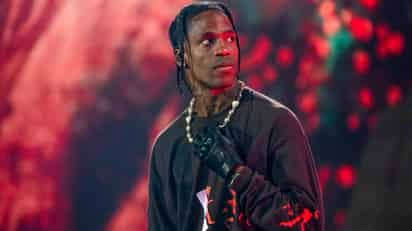 La actuación del rapero Travis Scott en el festival de música Astroworld en Houston (Texas, EUA) acabó el viernes por la noche en tragedia cuando una multitud empezó a empujar hacia el escenario, lo que desató el pánico y acabó con al menos ocho personas fallecidas, además de unos 300 heridos.  (ESPECIAL) 