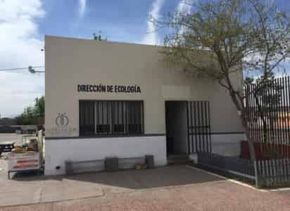 Elementos del Cuerpo de Bomberos y Protección Civil rescataron un pequeño mapache que corría en calles del Centro de Gómez Palacio.
