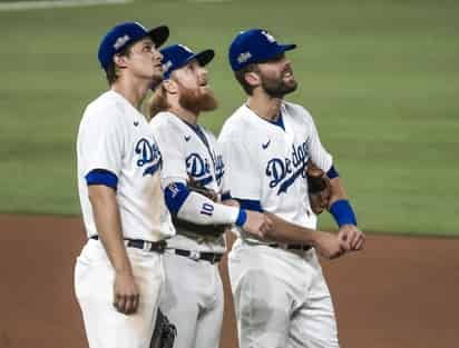 Los Dodgers de Los Ángeles le hicieron ofertas calificadas al shortstop Corey Seager y el utility Chris Taylor, anunció el equipo este domingo antes de que venciera el plazo.
