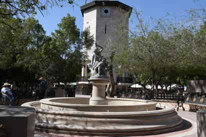 Este viernes 12 de noviembre, en el marco del Día Internacional del libro, las 17 bibliotecas municipales obsequiarán libros en la Plaza de armas de Torreón.