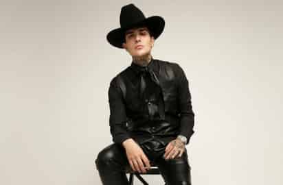 El cantante Adriel Favela está en medio de la controversia luego de que enfrentó a un reportero durante la alfombra azul de los premios de la revista GQ, en donde se galardonó a los 'hombres del año'. (CAPTURA INSTAGRAM) 

