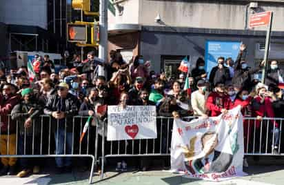 Migrantes recibieron con parras al presidente AMLO en NY. (EFE)