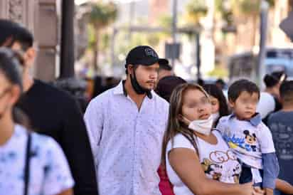 Afirman autoridades regionales que no habrá nuevas restricciones por regreso al amarillo del semáforo epidémico en la Laguna. En las calles algunas personas han relajado las medidas de salud. (ÉRICK SOTOMAYOR)