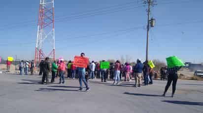 Los manifestantes acusaron de abuso de autoridad al alcalde, pues dijeron les 'reventaban' los negocios. También había personas que denunciaban falta de agua y alumbrado público. (EL SIGLO DE TORREÓN / Mary Vázquez)
