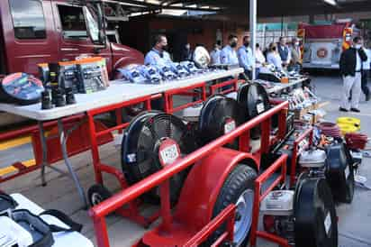 Bomberos de Torreón recibieron diversos apoyos durante ayer jueves, esto de parte de empresas, autoridades y su patronato. (FERNANDO COMPEÁN)