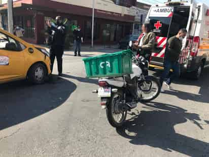 La unidad no respetó la preferencia de la avenida Matamoros y se impactó contra el costado derecho de un Chevrolet Spark, color amarillo, de la base Unión de Auténticos Choferes. (EL SIGLO DE TORREÓN)