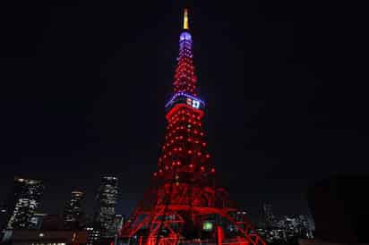 Torre lució un brillante rojo y un mensaje de felicitación. (AGENCIAS)