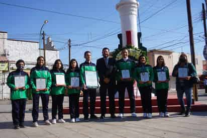 Entregan reconocimiento a los jóvenes matamorenses que participaron en los Juegos Nacionales Populares CONADE 2021, donde lograron posiciones destacadas en la disciplina de Artes Marciales.
