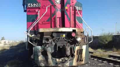 El conductor del tráiler afirma que no se percató de que el tren se aproximaba, y este terminó por impactarlo. (EL SIGLO DE TORREÓN)