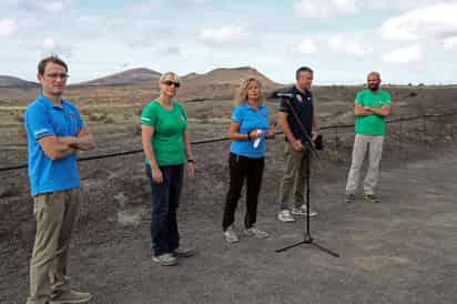 El programa de formación de astronautas de la Agencia Espacial Europea (ESA) ha regresado a la isla canaria de Lanzarote tras casi tres años de paréntesis para seguir enseñando técnicas de exploración geológica a los candidatos a participar en futuras misiones a la Luna y Marte, aprovechado sus enormes extensiones de lava y escoria volcánica. (ARCHIVO) 

 