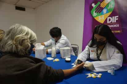 En las instalaciones del Sistema Integral para el Desarrollo Integral de la Familia (DIF) de Matamoros se ofreció a los beneficiarios del programa de Atención a Adultos Mayores una brigada de salud, que se llevó a cabo en coordinación con la Jurisdicción Sanitaria número VI, para lo cual asistió personal de esta dependencia.
