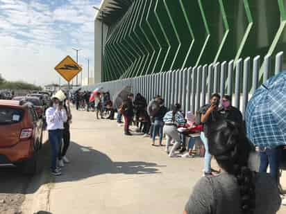 Con casi dos horas de retraso y en medio de una desorganización, arrancó la jornada de vacunación anti-COVID-19 para los menores de 15 a 17 años de edad sin comorbilidades en Gómez Palacio. (GUADALUPE MIRANDA)