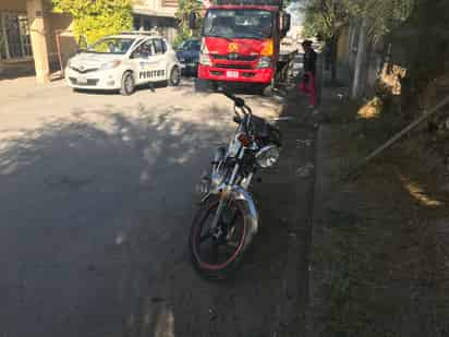 El hombre caminaba sobre la carpeta asfáltica cuando fue arrollado por una motocicleta de la marca Honda. (EL SIGLO DE TORREÓN)