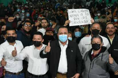 El representante gremial informó que se declaró abierta la asamblea en la que se aprobaron los cinco comisionados para la revisión del tabulador. (SERGIO RODRÍGUEZ)