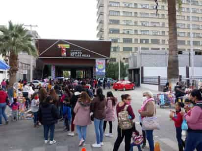 Filas de casi dos horas son las que se registran en el teleférico de Torreón para acudir al Parque Ecológico del Cristo de las Noas; algunos visitantes acusan una 'mala organización'. (EL SIGLO DE TORREÓN)