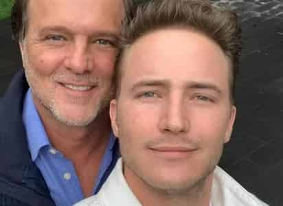 Yannick Strickler, el hijo del actor René Strickler, no cabe de felicidad luego de que este fin de semana anunció su próximo matrimonio con su novio Manuel Alonso Cárdenas. 