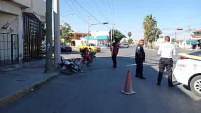 La motocicleta fue impactad por un vehículo que huyó. (EL SIGLO DE TORREÓN)