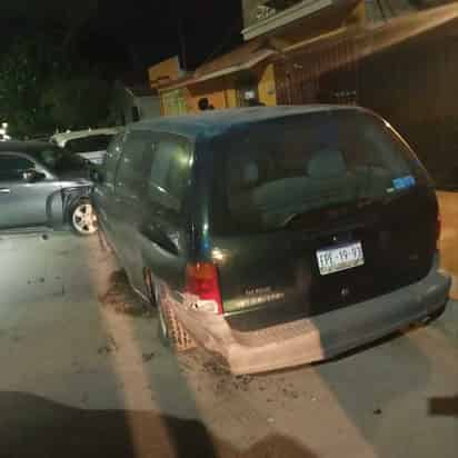 El vehículo se impactó contras dos camionetas que se encontraban debidamente estacionadas. (EL SIGLO DE TORREÓN)