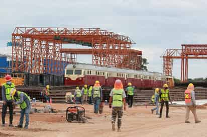 La construcción del Tren Maya, obra insigne del Gobierno de Andrés Manuel López Obrador, avanza por el empobrecido sureste de México en medio de retos como la preservación del medioambiente y la protección de ruinas arqueológicas, y pese a algunos retrasos. (ARCHIVO) 
