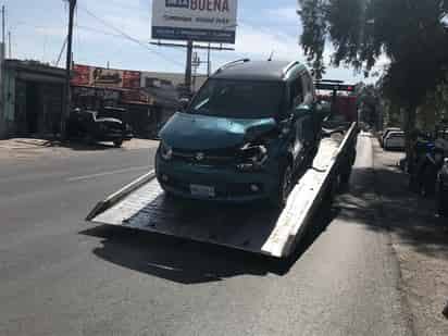 La mujer viajaba con sus dos hijos a bordo de un Nissan Sentra, el cual dejó de funcionar cuadras adelante del lugar del percance. (EL SIGLO DE TORREÓN)