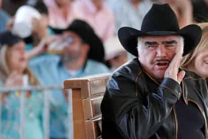 Vicente Fernández, hospitalizado desde principios de agosto pasado por una caída, ingresó nuevamente a terapia intensiva debido a un cuadro de neumonía.
 