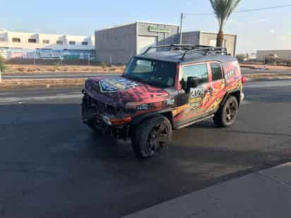 El vehículo siniestrado es de la marca Toyota, línea FJ Cruiser, color negro con rótulos rojos, el cual era conducido por Anais de 34 años de edad. (EL SIGLO DE TORREÓN)