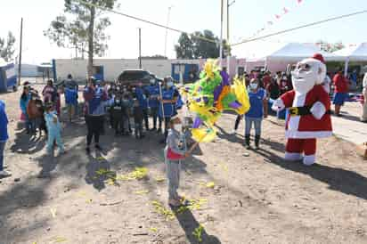 Los pequeños de las comunidades visitadas se mostraron muy contentos al ver llegar a los voluntarios. (FERNANDO COMPEÁN)